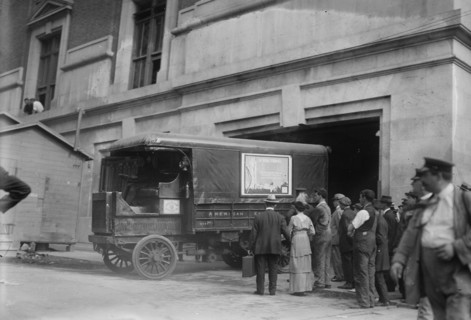 Loading gold truck, 9/8/15, 1915. Creator: Bain News Service.