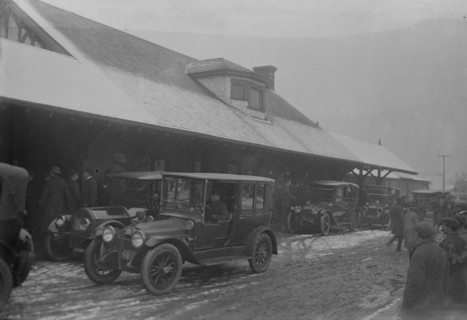 Oyster Bay: arriving for Roosevelt funeral, 1919. Creator: Bain News Service.