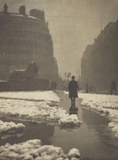 The day breaks cold, Trafalgar Square. From the album: Photograph album - London, 1920s. Creator: Harry Moult.