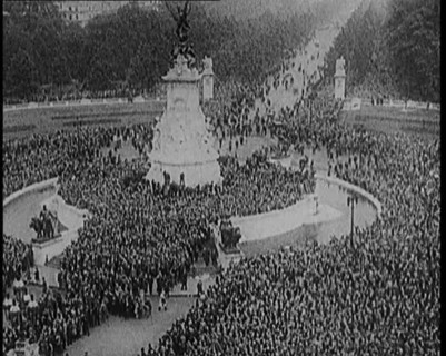 Crowds Surrounding Buckingham Palace, 1929. Creator: British Pathe Ltd.