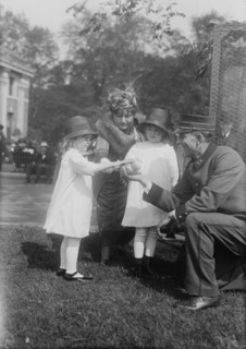 Mrs. W.W. Niles & children, between c1915 and c1920. Creator: Bain News Service.
