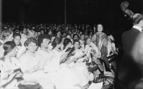 Alma Simpson, Central Park, between c1915 and c1920. Creator: Bain News Service.