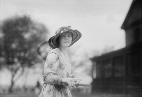 Cigarette girl, Governor's Isl'd [i.e., Island], between c1910 and c1915. Creator: Bain News Service.