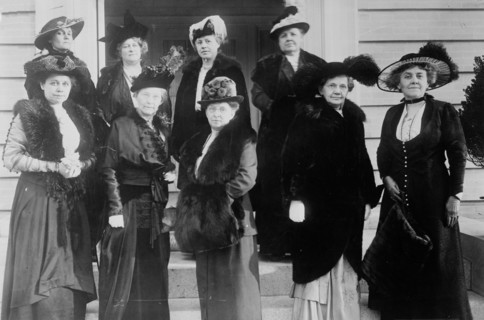 Mrs. T.P. Gore, Mrs. H.A. Cooper, Mrs. J.E. Baker [i.e., Raker], Mrs. F.M. Briggs, [Mrs.]..., 1915. Creator: Bain News Service.