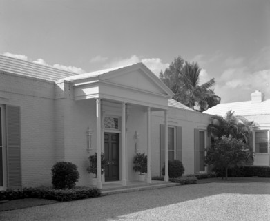 Dr. and Mrs. Leon Levy, residence at 1409 S. Ocean Blvd., Palm Beach, 1959. Creator: Gottscho-Schleisner, Inc.