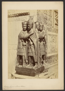 Le 4 figure di porfido presso la porta del Palazzo ducale, 1860-1870. Creator: Carlo Ponti.