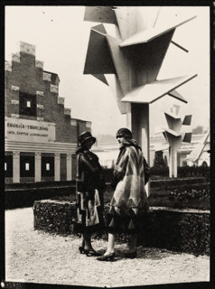 Models wearing dresses by Sonia Delaunay in front of the Arbre Cubiste (Cubist Tree) by the..., 1925 Creator: Mallet-Stevens, Robert (1886-1945).