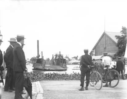 Central steam vehicular ferry 'horse ferry" that ran across the Brisbane River from..., 1905. Creator: Robert Augustus Henry L'Estrange.