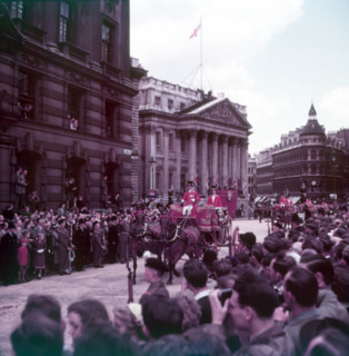 Proclamation - Lord Mayor arriving in coach, Mansion House, City of London, 1952.  Creator: Arthur Charles Kirby Ware.