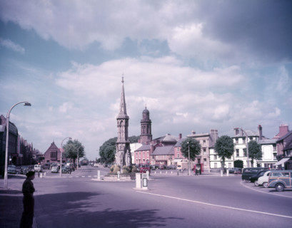 Banbury Cross and church, Banbury, Oxfordshire, c1955. Creator: Arthur Charles Kirby Ware.