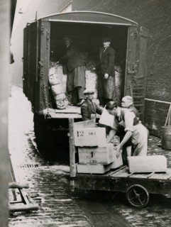 Unloading exhibits at the West Yard of Burlington House, 1935.  Creator: Topical Press Agency.