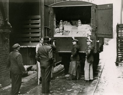 Unloading crates at the West Yard of Burlington House, 1935. Creator: Topical Press Agency.