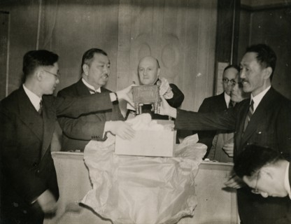 Unwrapping a bronze square Ting (cauldron), 1935.  Creator: Topical Press Agency.
