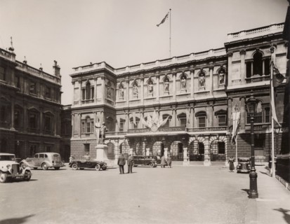 Burlington House Courtyard during the 1935 Summer Exhibition...King George V's Silver Jubilee, 1935. Creator: Unknown.