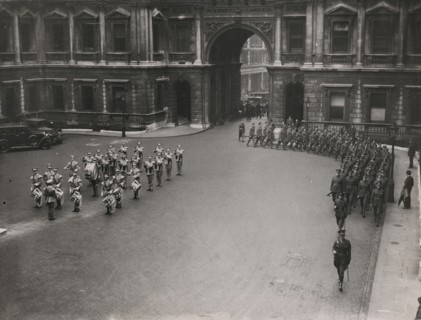 The 38th Middlesex (Artists') Rifle Volunteers marching into the courtyard at Burlington House, 1933 Creator: Topical Press Agency.