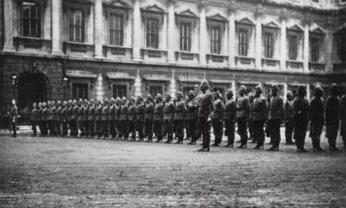 The Artists' Rifles in the courtyard  of Burlington House, c1884. Creator: Unknown.