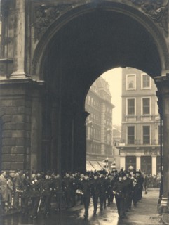 The 38th Middlesex (Artists') Rifle Volunteers in the courtyard at Burlington House, April 1939. Creator: Unknown.
