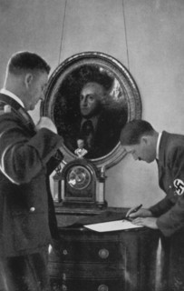 Hitler et Lutze, son chef d'état-major des S.A., 1935