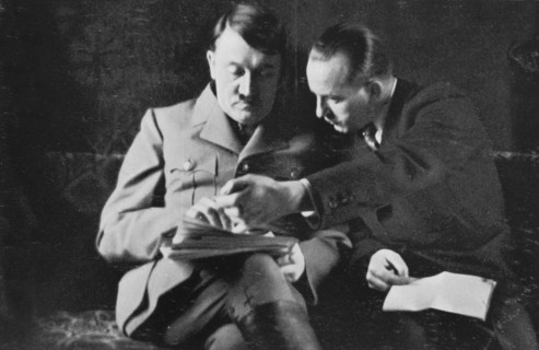 Le chef de la presse du Reich soumet des rapports de presse à Hitler