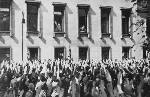 Une délégation venue de la Sarre, devant la Chancellerie, à Berlin (1935)