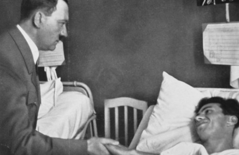 Hitler rend visite à une victime de l'usine de Reinsdorf (1935)
