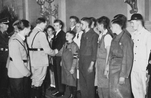 Hitler salue de jeunes ouviers à la Chancellerie (1934)
