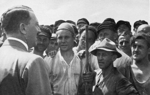 Hitler salue un groupe d'ouvriers, 1934
