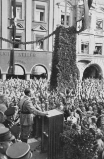 Hitler lors du 15e anniversaire de la fondation du NSDAP en 1935