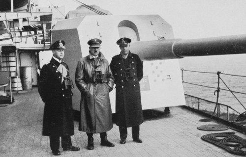 Hitler inspecte la flotte allemande à Hambourg, 1935