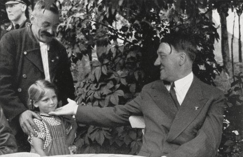 Hitler en villégiature à Obersalzberg, est salué par une famille de la région, vers1935