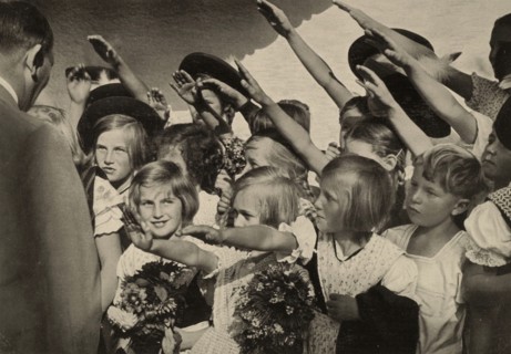 Hitler est salué par de jeunes allemands lors de sa campagne électorale