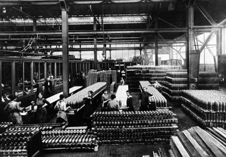 Femmes allemandes dans une usine d'armement