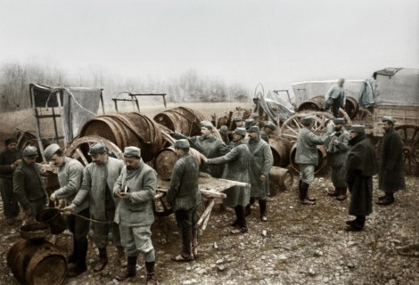 Distribution de vin aux soldats