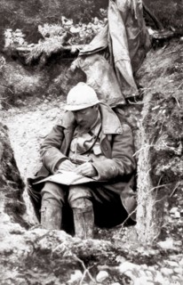 Soldat écrivant une lettre dans une tranchée, 1916