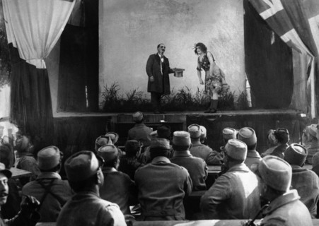Pièce de théâtre jouée pour les soldats sur le front, 1916