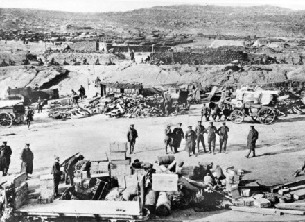 Guerre des Balkans - The Break up of the balkans - Making ready the beach at Sulva Bay on the