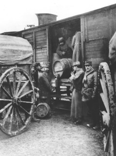 Distribution de vin aux troupes, en 1915