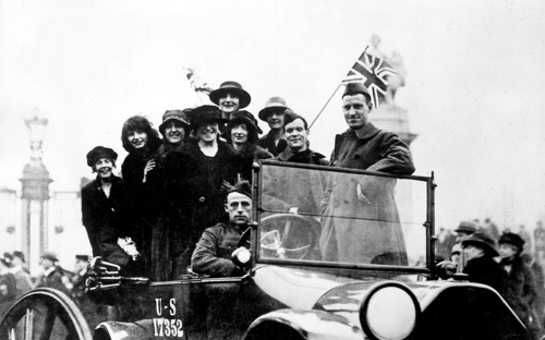 Première Guerre Mondiale
Londres près de Buckingham Palace, des soldats américains et des jeunes