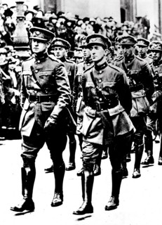 Le général Michael Collins, commandant en chef de l'Etat libre irlandais et le général Mulcahy,