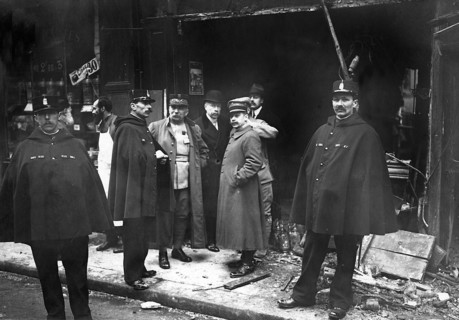 Des policiers accompagnés du général Parreau constatent les dégâts dans un magasin de la rue des