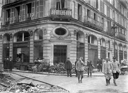 La rue de Rivoli touchée par les bombardements par avions dans la nuit - Les bombardements aériens