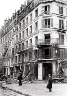 La rue de Rivoli touchée par les bombardements par avions dans la nuit - Les bombardements aériens