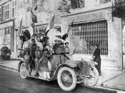 Enfants Saint-Mihiélois groupés sur la voiture d'un officier français qu'ils ont pavoisée,
