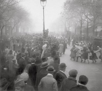 Scènes de joie à Paris le jour de l'armistice du 11 novembre 1918