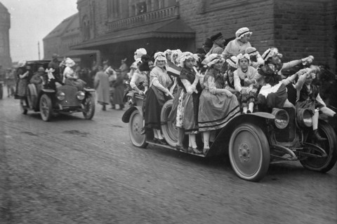 Les autos du cortèges sont prises d'assaut par des jeunes filles. - L'accueil des jeunes filles de