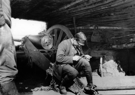La fabrication de bagues avec des fusées d'obus de 77 , en aluminium par des soldats français 
Un