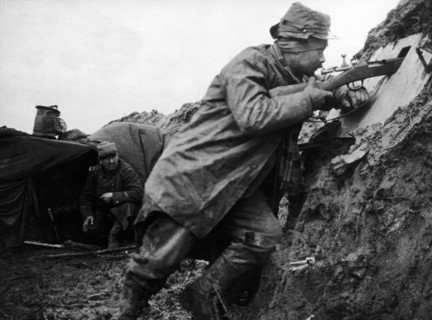 SOLDAT FRANCAIS DANS LA BOUE DES TRANCHEES DU NORD - En janvier 1915, dans une tranchée du Nord de