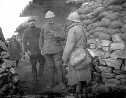 Le commandant Prion et le Capitaine de Clermont Tonnerre s'adresse à un poilu dans une tranchée