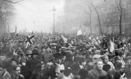 Scènes de joie à Paris le jour de l'armistice du 11 novembre 1918