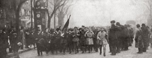 Scènes de joie à Paris le jour de l'armistice du 11 novembre 1918